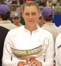vera zvonareva s-a nascut septembrie 1984 moscova, este din septembrie 2000, jucatoare mana dreapta
